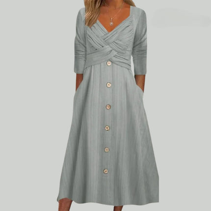 Elena – Elegant og slankende kjole med knapper og krydsede detaljer