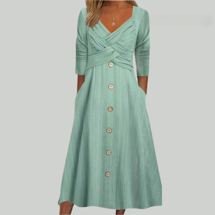 Elena – Elegant og slankende kjole med knapper og krydsede detaljer